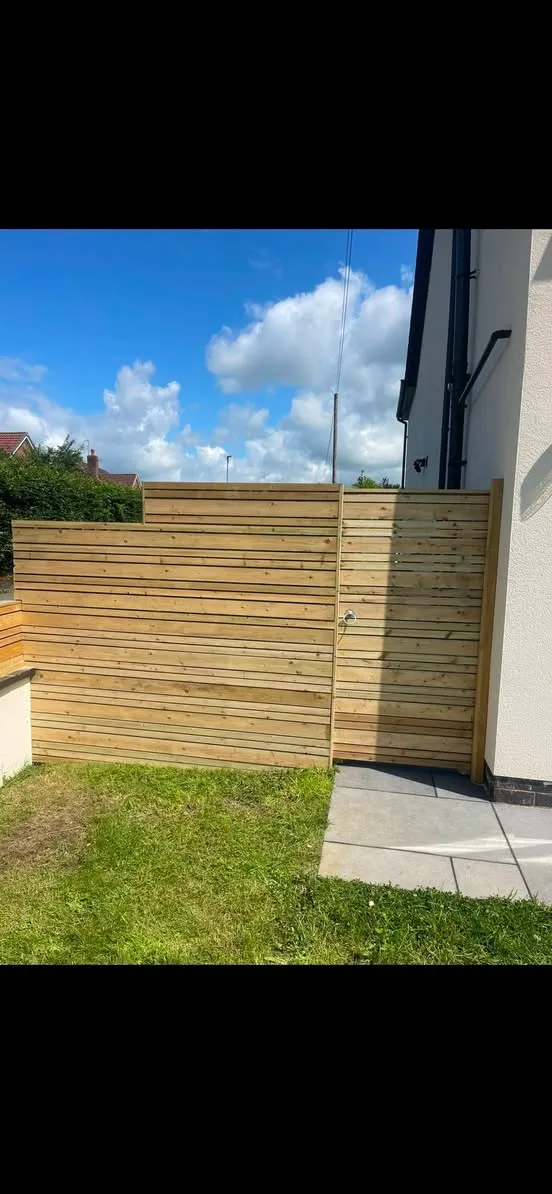 Contemporary horizontal slat screening