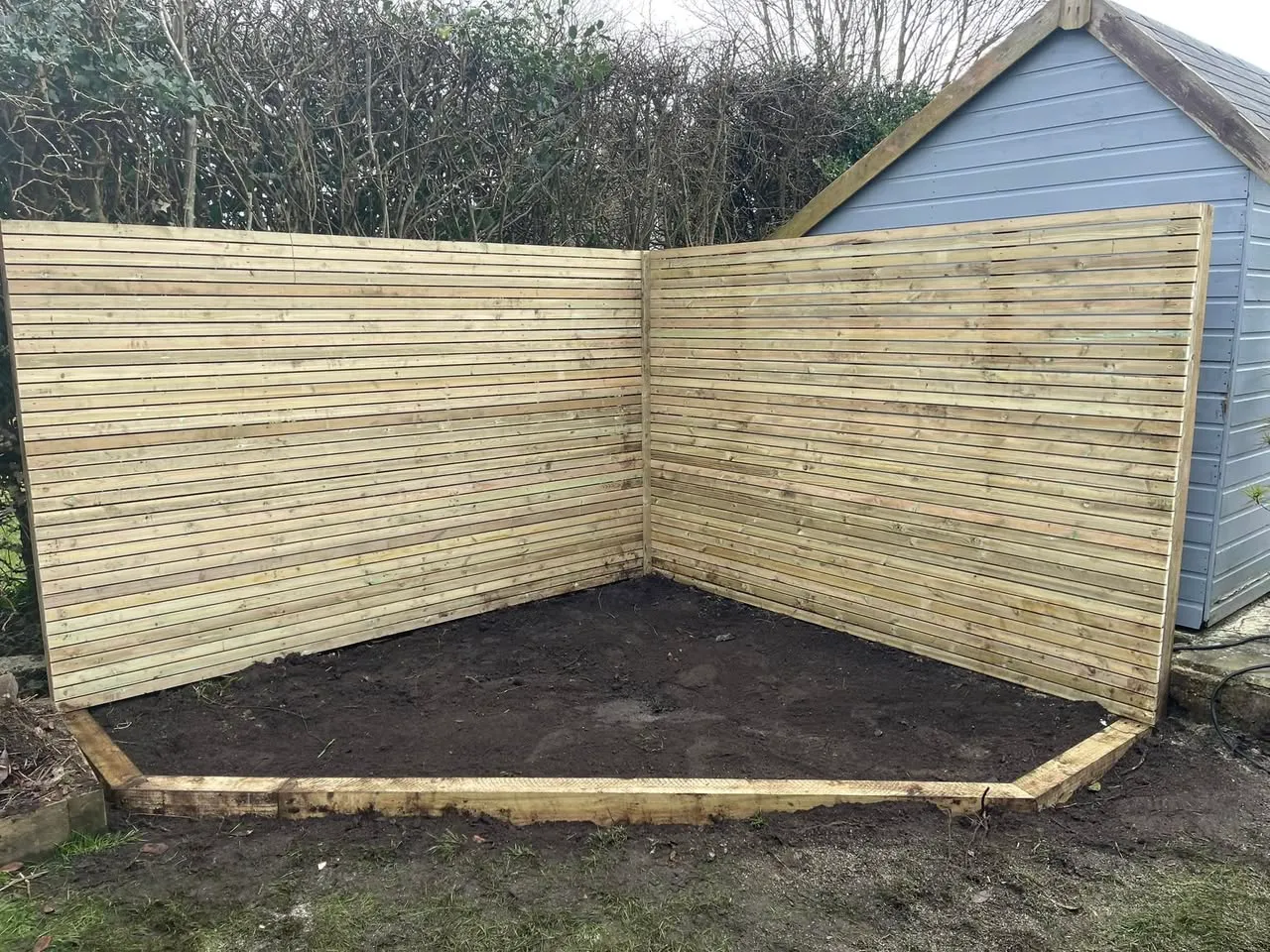 L-shaped horizontal screening next to garden shed
