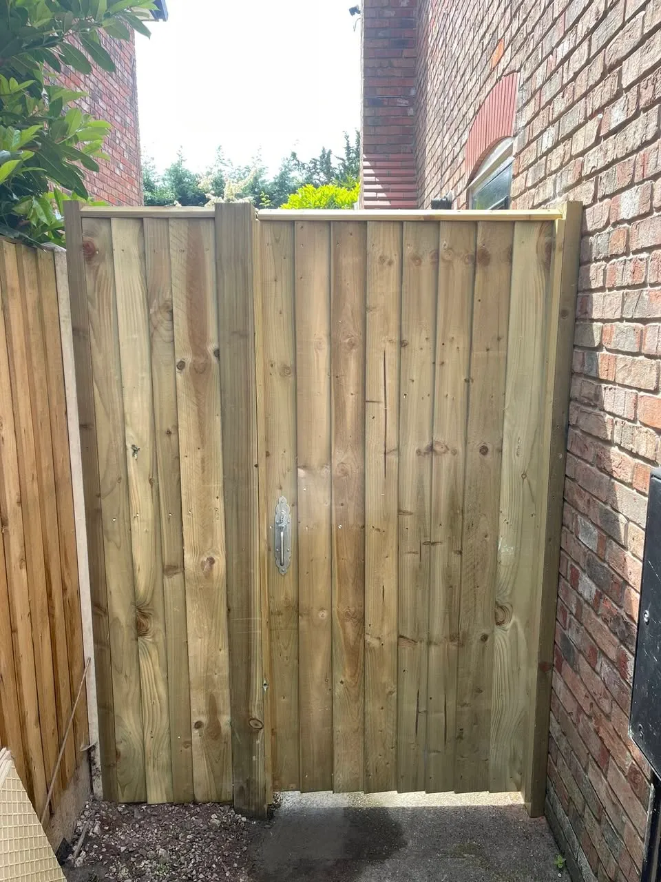 Close-board side gate with chrome handle